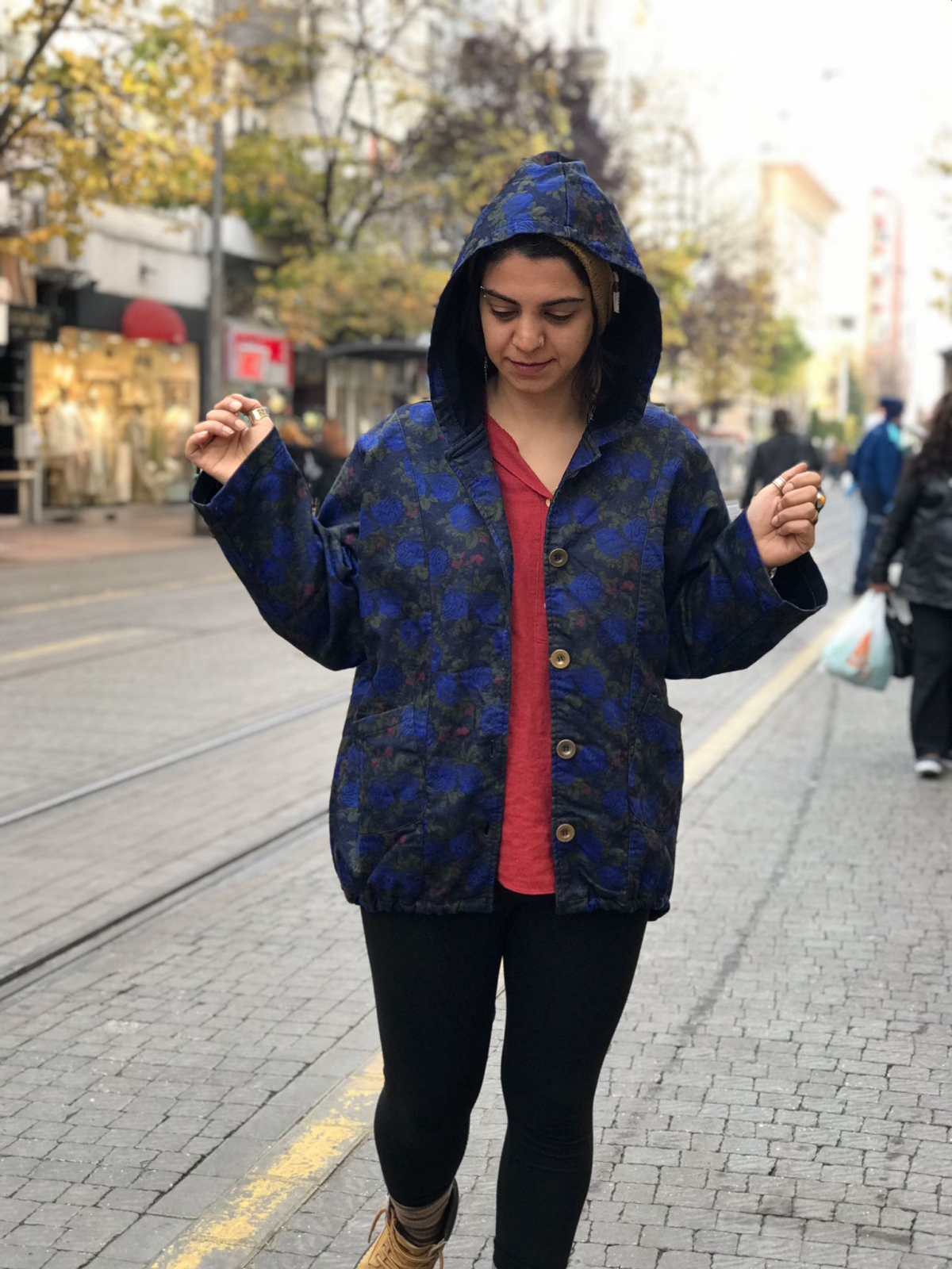 ÇİÇEKLİ KAPŞONLU CEKET