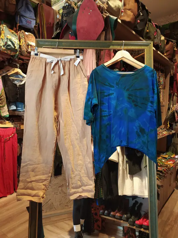 Keten Havuç Pantolon Ve Batik Bluz Kombin