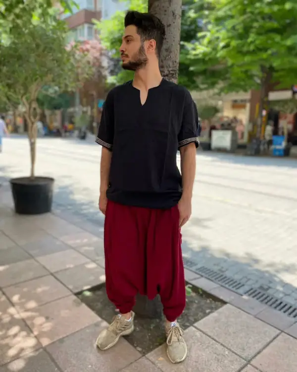 Kolu işli siyah gömlek