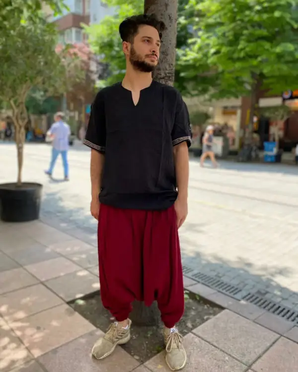 Kolu işli siyah gömlek