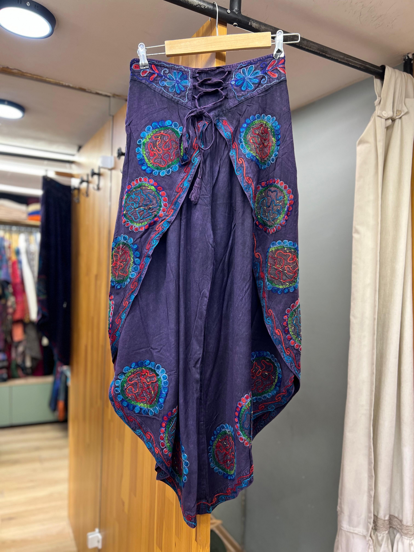 İşlemeli Ari Pantalon