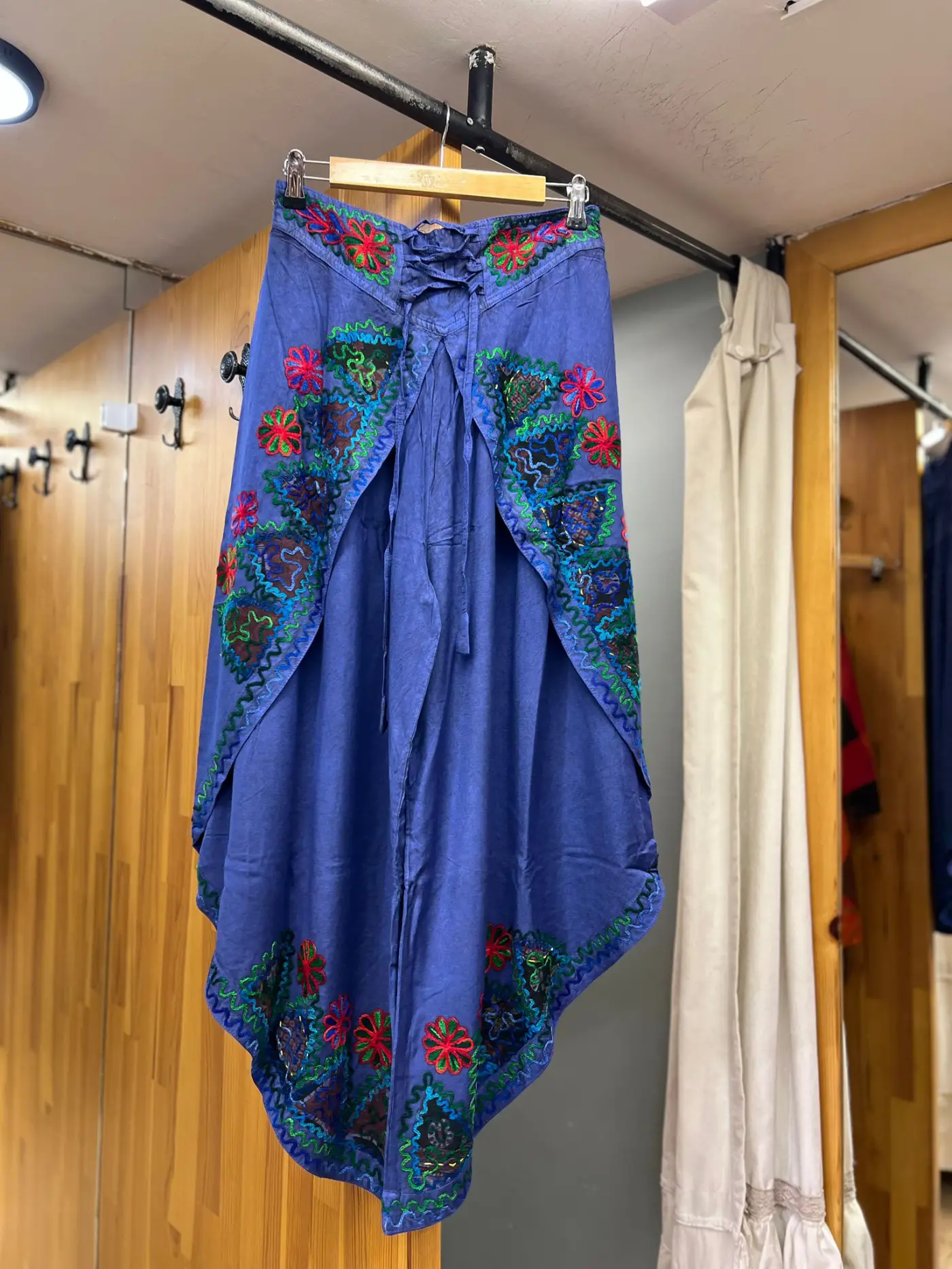 İşlemeli Ari Pantalon