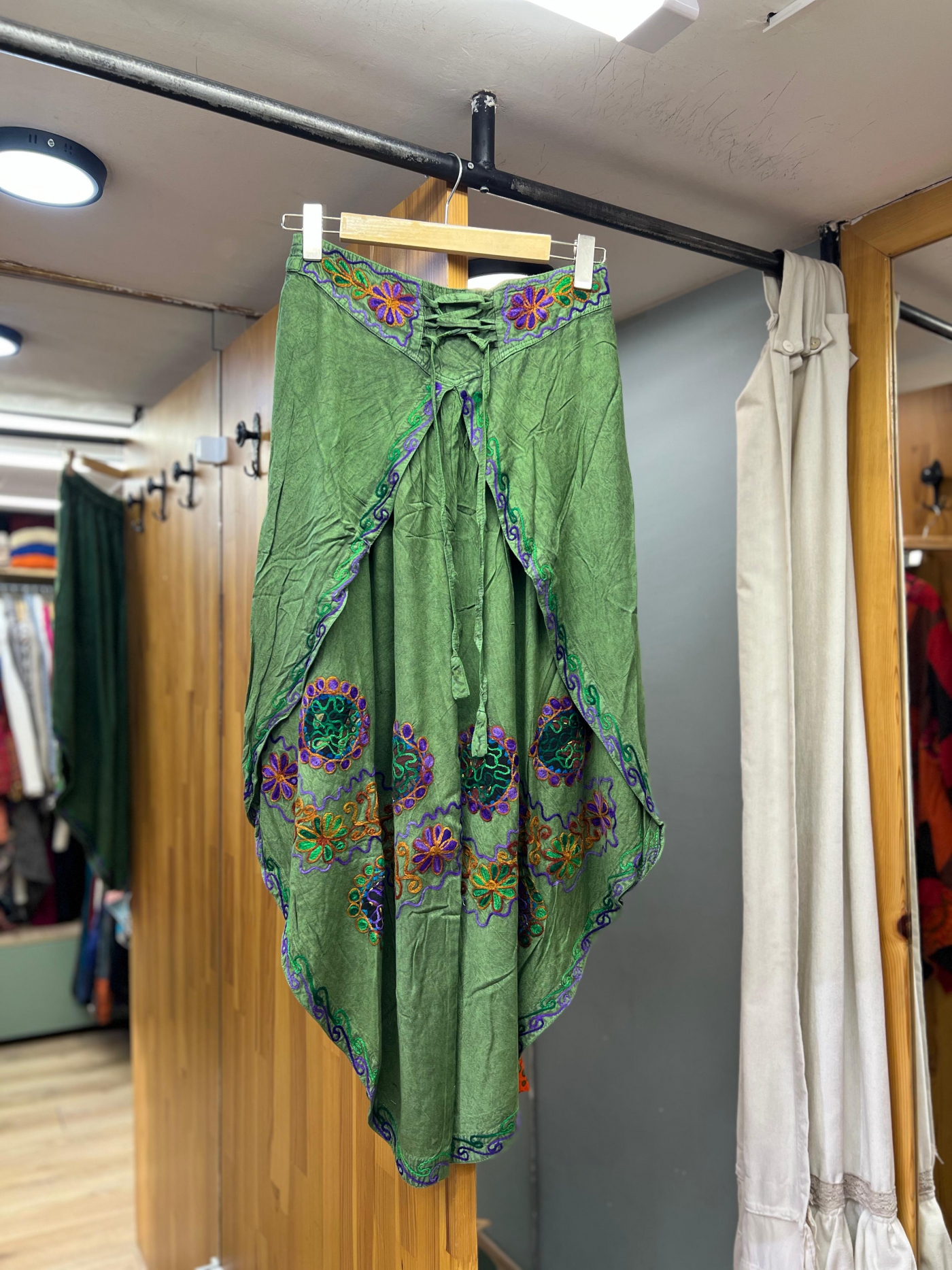 İşlemeli Ari Pantalon